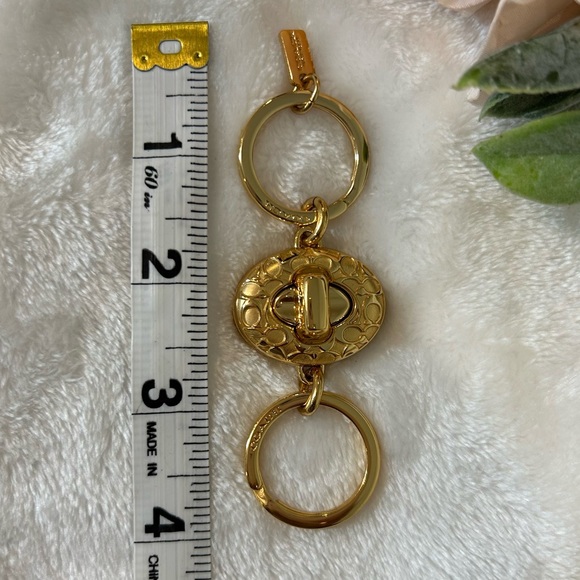 Coach Signature C Turnlock Valet Keyring in Goldtone - Picture 8 of 9